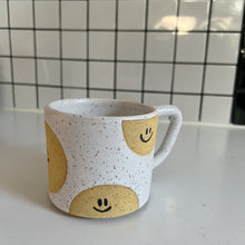 Load image into Gallery viewer, Smiley face mug PREORDER